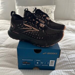 Brooks Black and Peach Glycerin Stealthfit 2.0 size 6 EUC